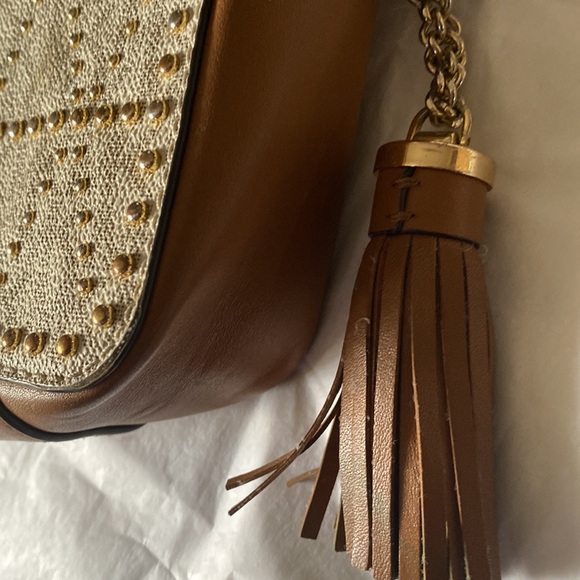 Slightly use white , gold and shoulder Michael Kors purse - Picture 3 of 4